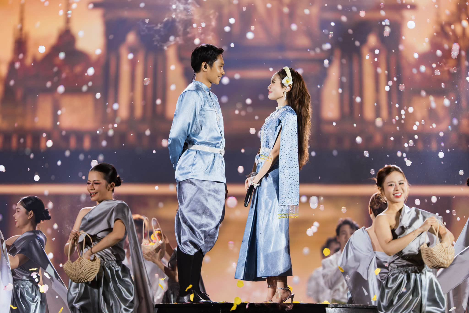 Màn trình diễn Thiên Đường Với Người Thương cùng Bảo Định là một trong những điểm nhấn được khán giả nhắc đến nhiều nhất khi cả hai tái hiện lại cảnh đám cưới trong MV