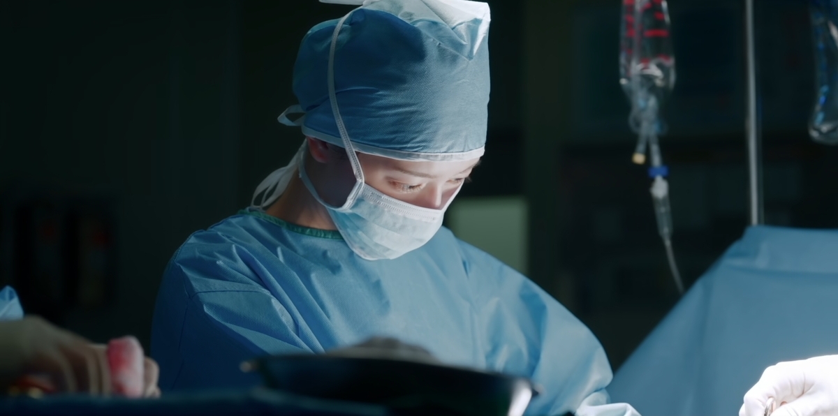 Một người dùng tự nhận là bác sĩ chỉnh hình cho biết đã khiếu nại bộ phim Doctor X.