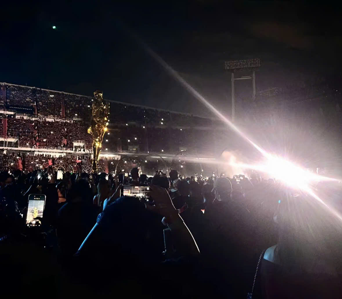 Màn hình điện thoại giăng kín khu vực sát sân khấu khiến trải nghiệm xem concert bị ảnh hưởng nghiêm trọng