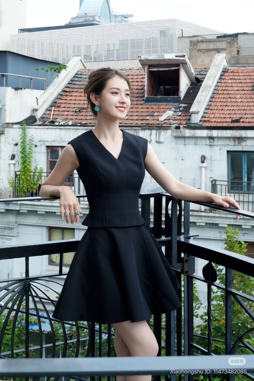 Nữ phụ kiêu kỳ nhất phim ngôn tình dân quốc đang hot: Ngoài đời ngọt ngào như nàng thơ, gu thời trang hiện đại đầy sức hút