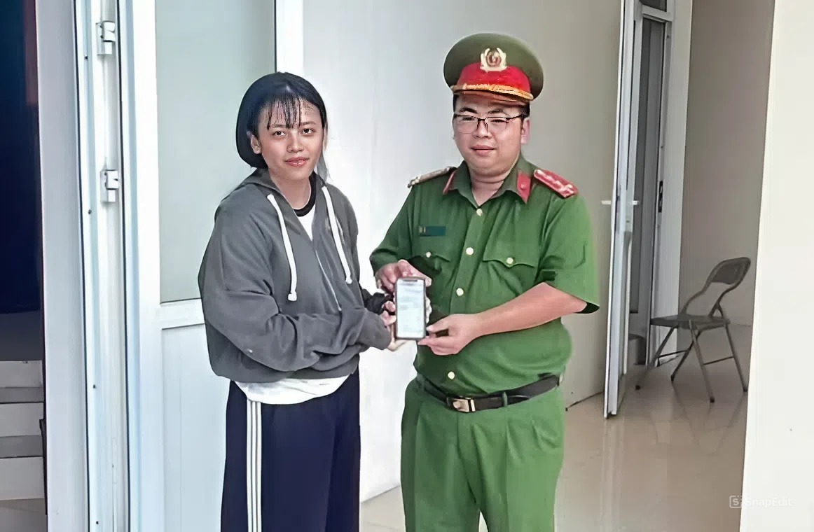 Chị Lê Thị Lan trao trả lại gần 1,4 tỷ đồng chuyển nhầm cho anh Nguyễn Định Hoà. Ảnh: Công an tỉnh Thanh Hóa