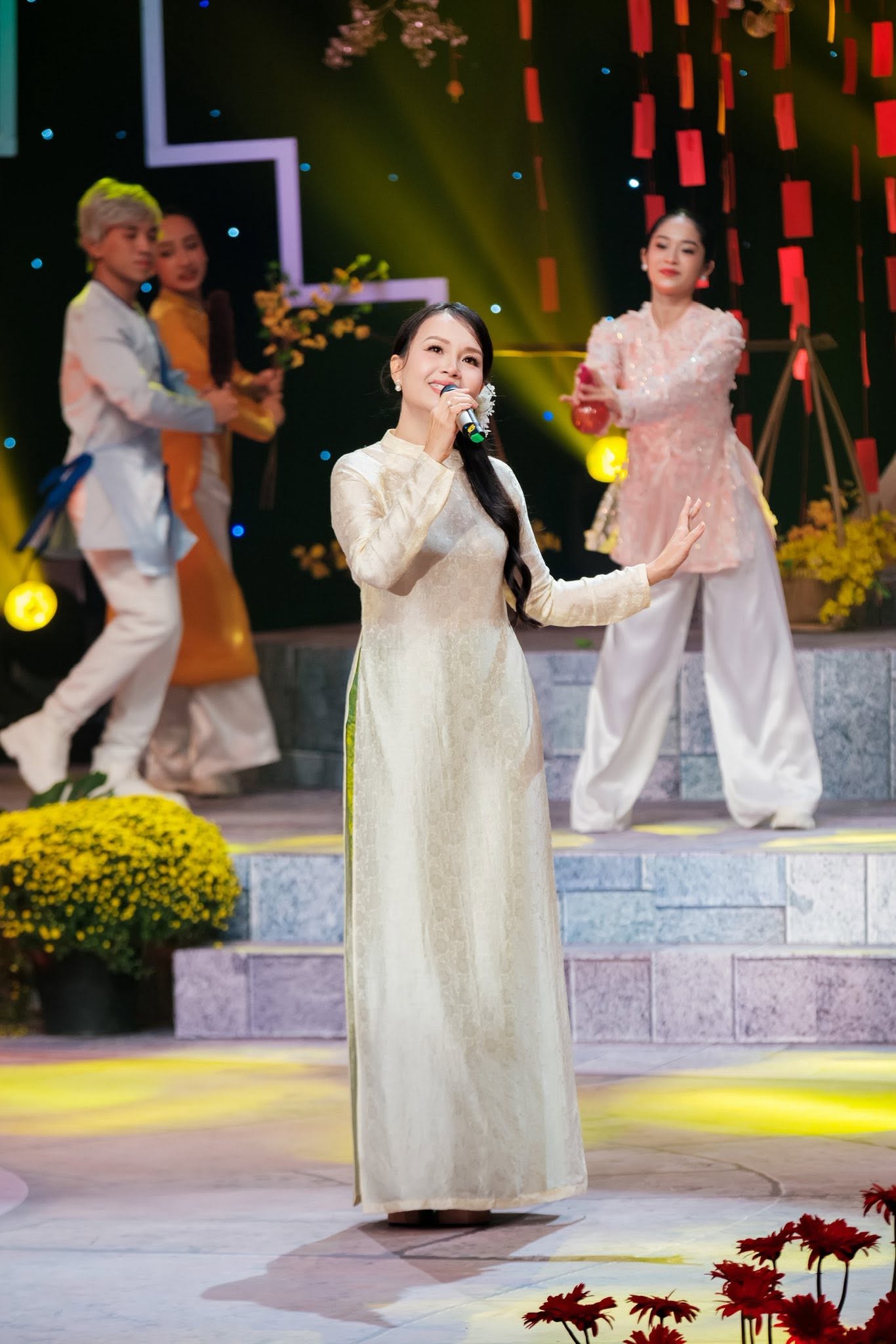 Trong ba chị em, Cẩm Ly là người gắn bó với thị trường âm nhạc trong nước và sở hữu sự nghiệp bền bỉ suốt hơn 30 năm