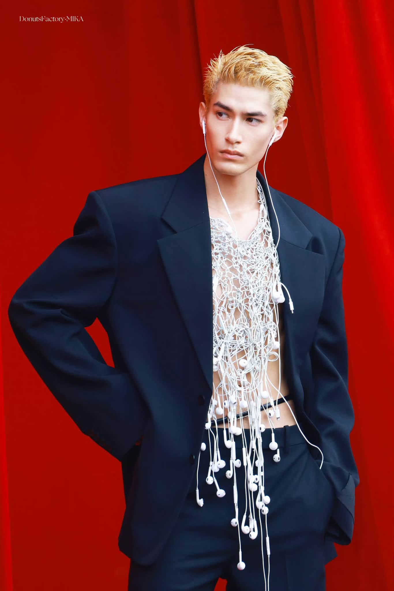 Nam ca sĩ MIKA diện một chiếc croptop của Omar Amor tại Bazaar Gala 2026.