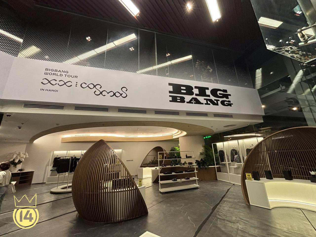 Ngày đầu mở bán merchandise chính thức của BIGBANG tại Hà Nội: V.I.P nô nức săn lightstick 20 năm, không khí concert đang nóng lên từng giờ