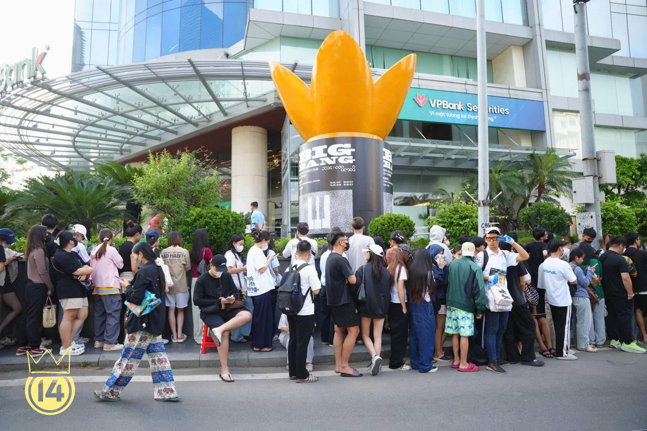 Hàng dài V.I.P xếp hàng tại Pop up Store tại VPBank Flagship để chờ đợi mua merchandise chính thức
