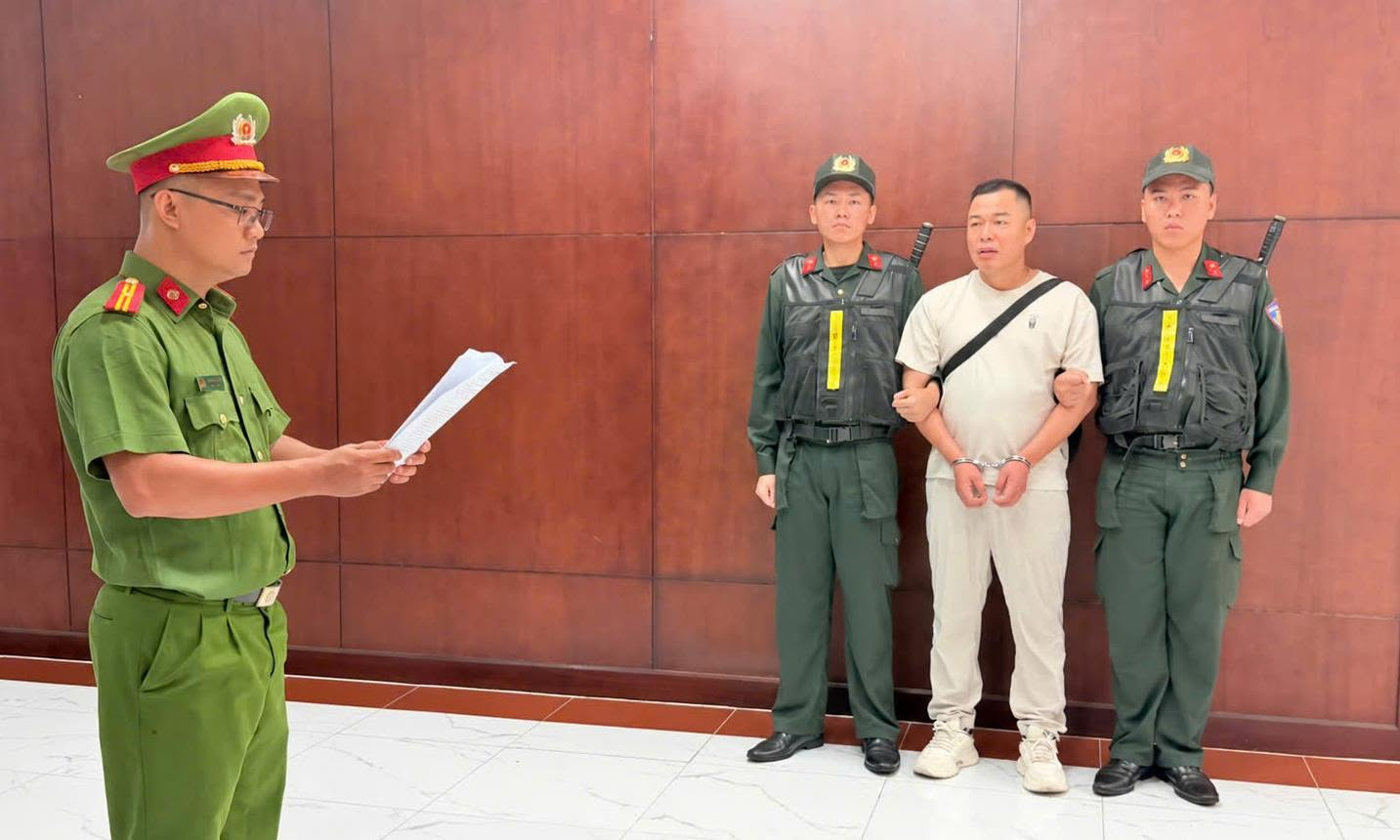 Tôn Bằng tại cơ quan công an (Ảnh: Công an cung cấp)