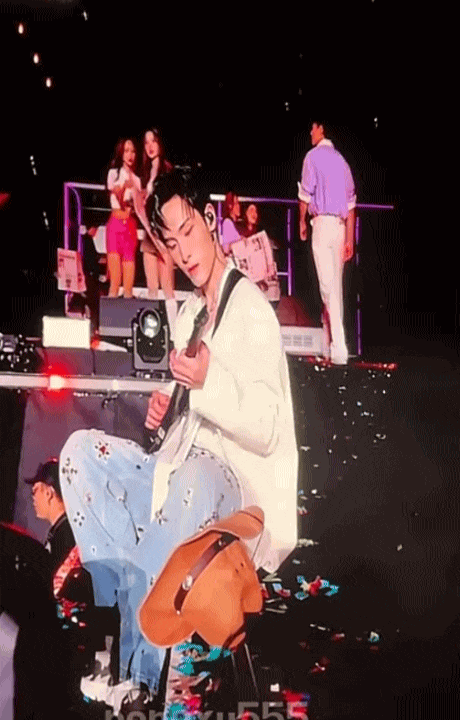   Wren Evans xuất hiện với phần đánh guitar đầu bài hát  