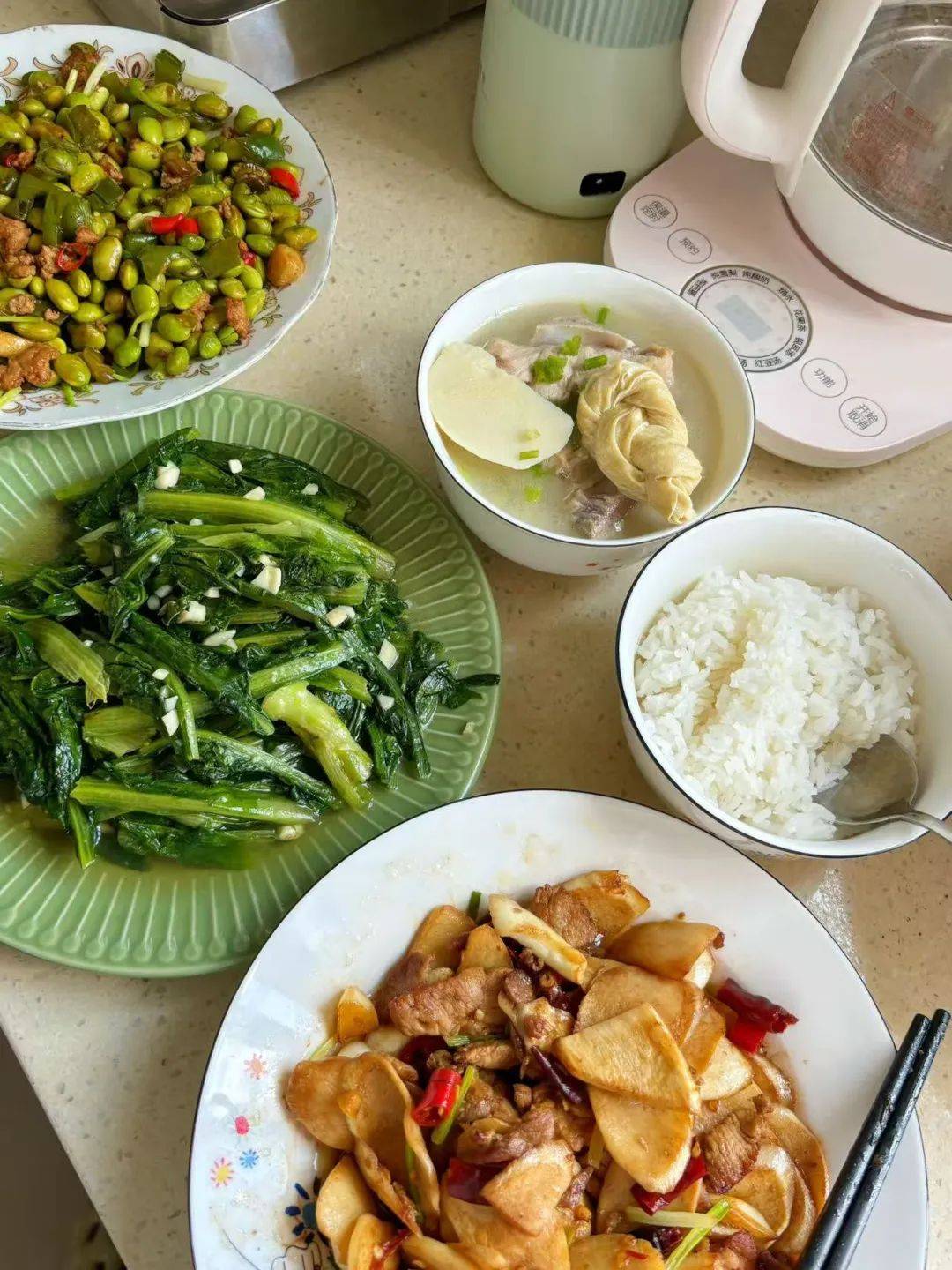 Một bữa cơm do cô giúp việc nấu cho Su Rui