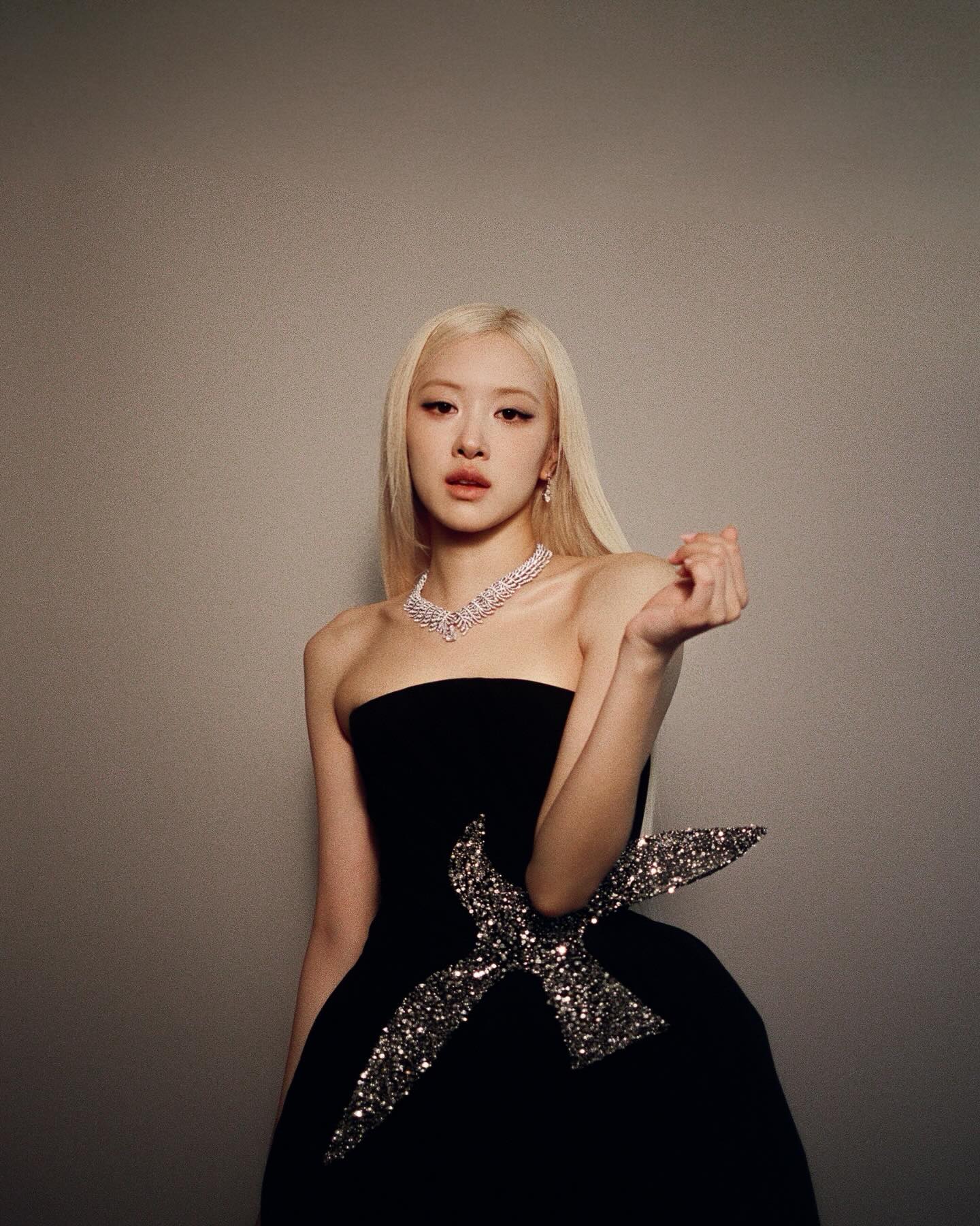 Rosé và chiếc váy bị nhận xét quá đơn giản so với chủ đề của Met Gala 2026.