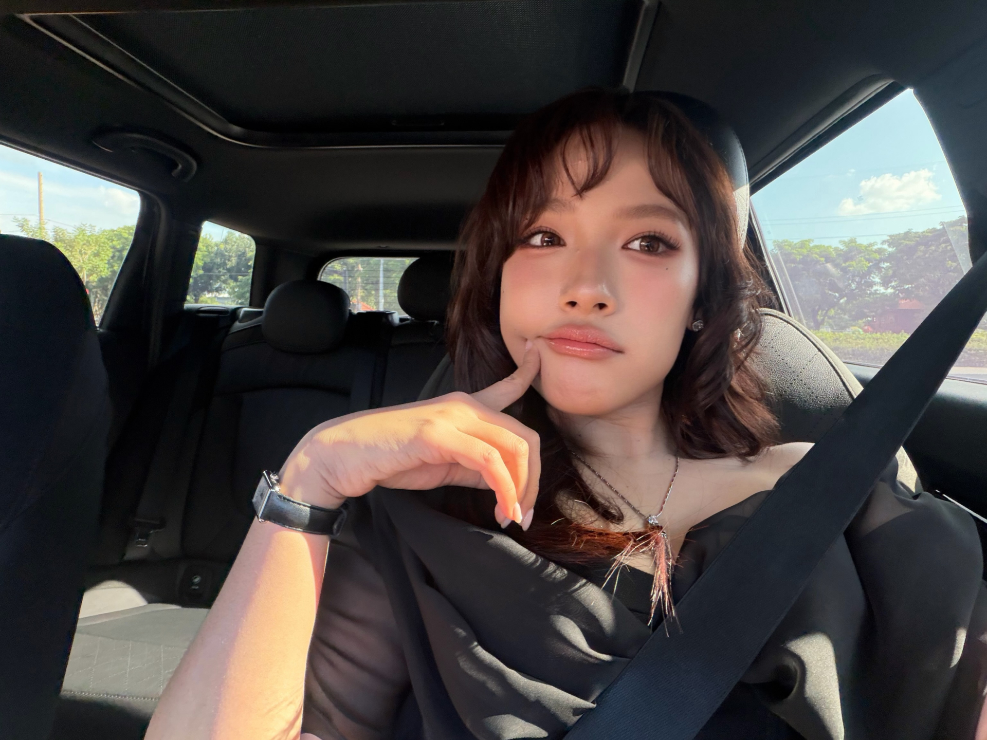 Sở hữu gương mặt thanh tú, nụ cười ngọt ngào cùng vẻ ngoài trẻ trung, nữ ca sĩ nhanh chóng tạo thiện cảm với khán giả ngay từ những ngày đầu xuất hiện trước công chúng