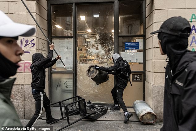 Hình ảnh cướp phá tại Milan. Ảnh: Getty Images