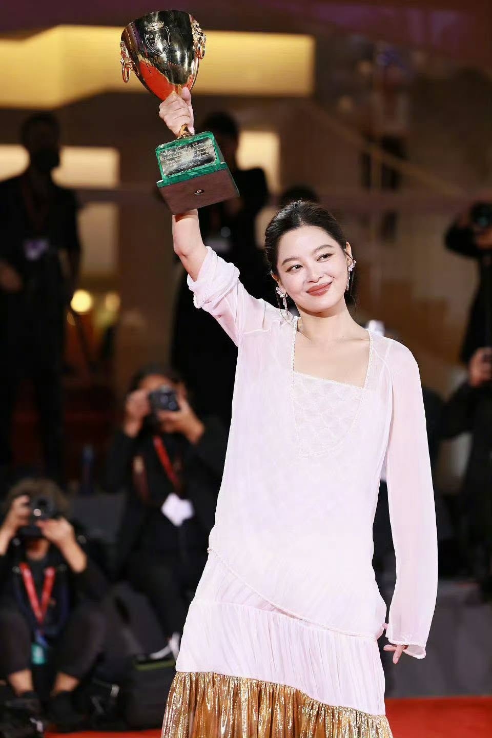 Tân Chỉ Lôi là Ảnh hậu Venice được cả thế giới công nhận. Thế nhưng khi về đến Kim Kê, ngay cả đề cử cô cũng không có.