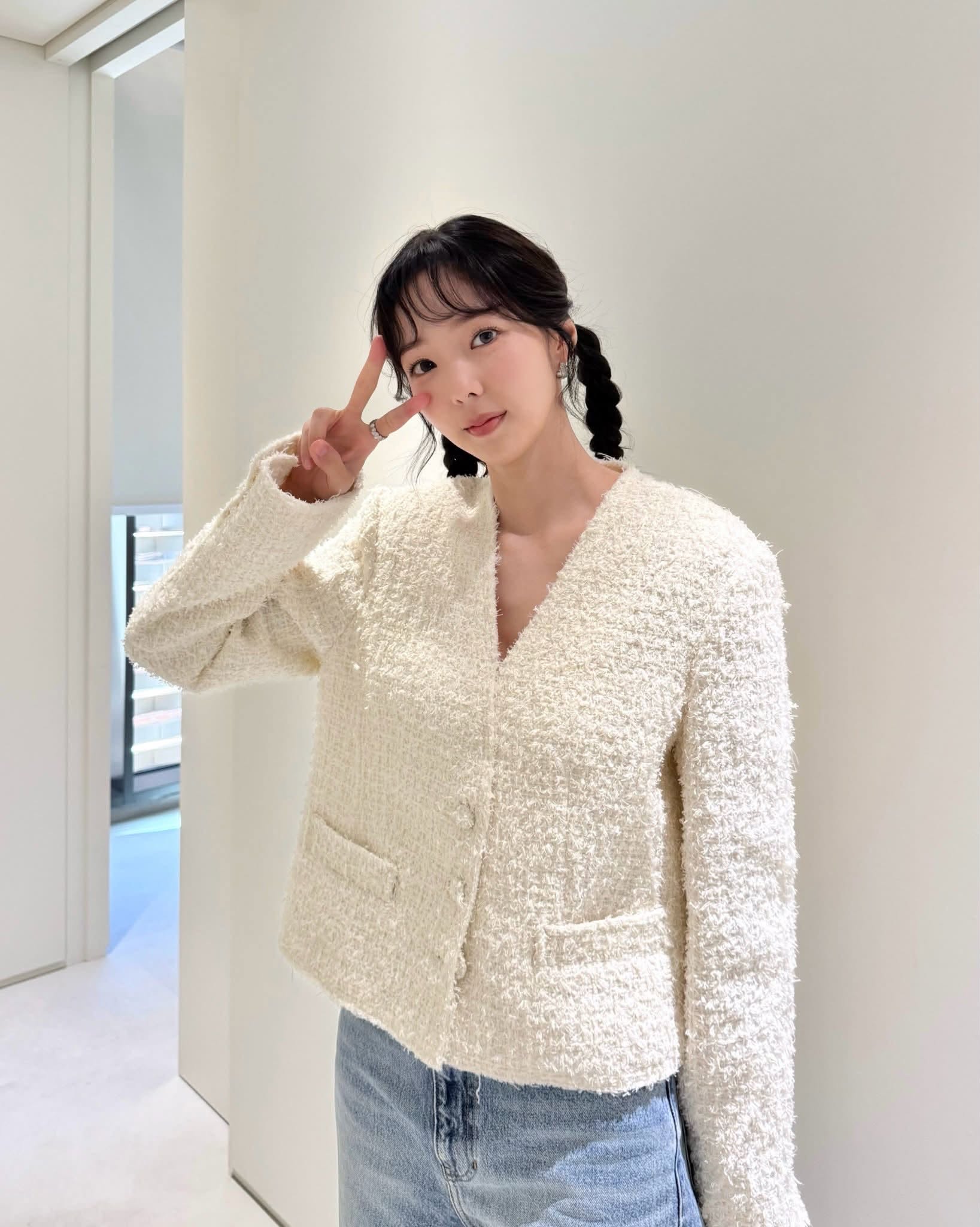 Nữ chính phim ngôn tình lọt Top 3 Netflix toàn cầu: Khuôn mặt xinh tựa búp bê, style đời thường vừa sang vừa sành điệu