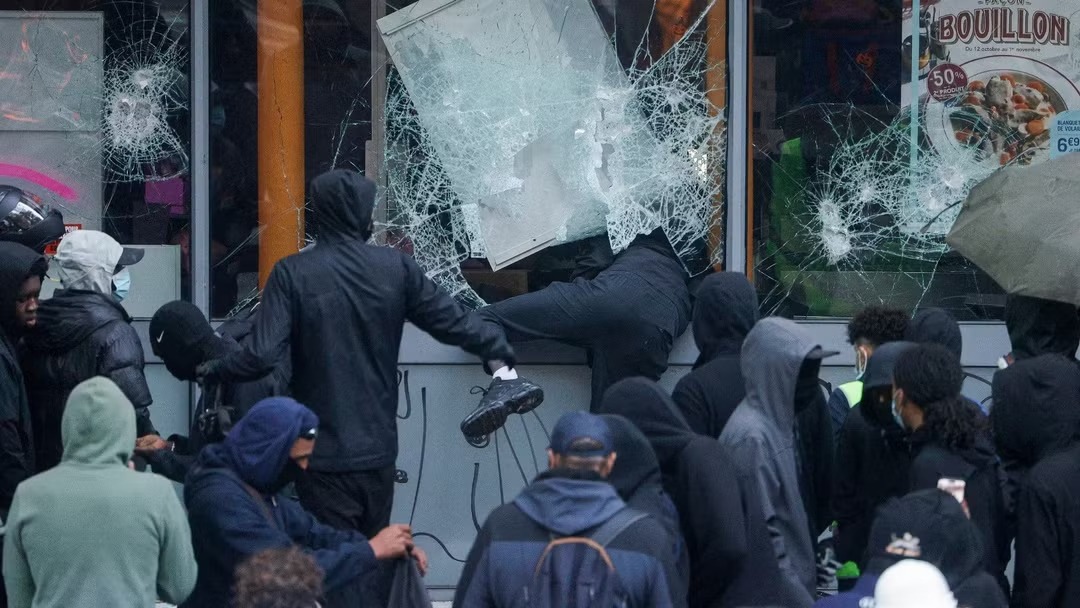 Tình trạng cướp phá diễn ra ở Paris và nhiều thành phố khác ở Pháp hôm 17/10. Ảnh: News18.