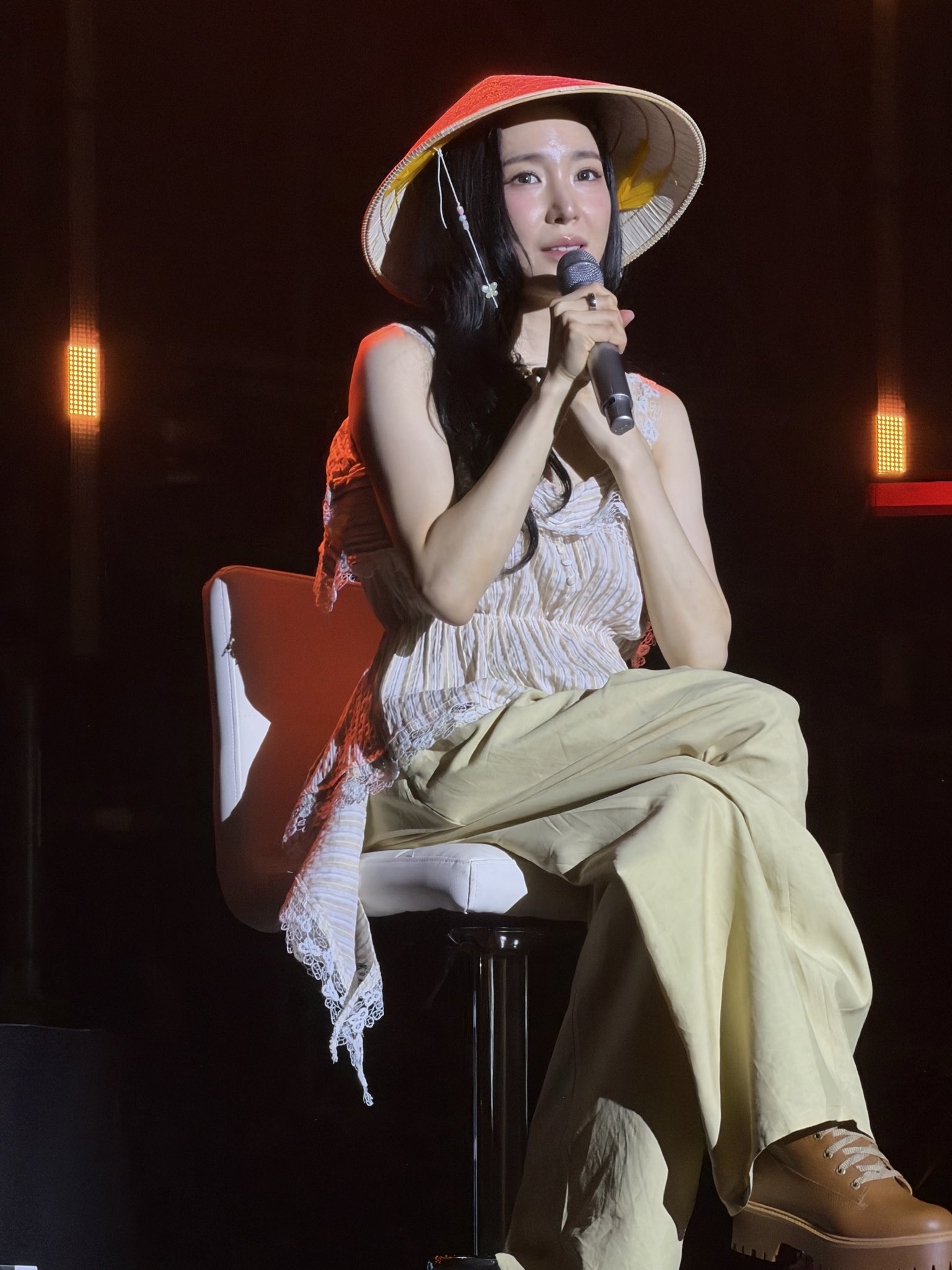 Tiffany Young là đại diện quốc tế duy nhất trong bức tranh âm nhạc sôi động tại TP.HCM tối 17/10, với khoảng 2.000 khán giả tham dự