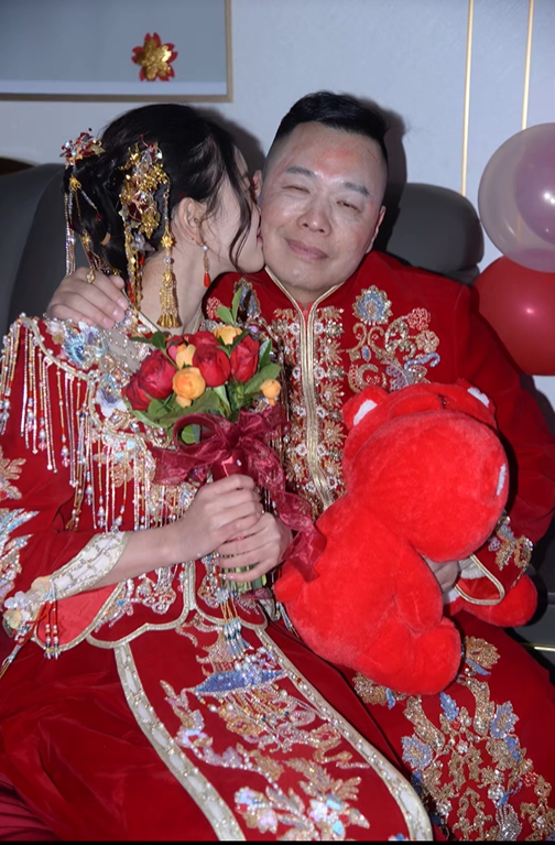 Vợ chồng Tôn Bằng trong đám cưới hồi đầu năm 2016