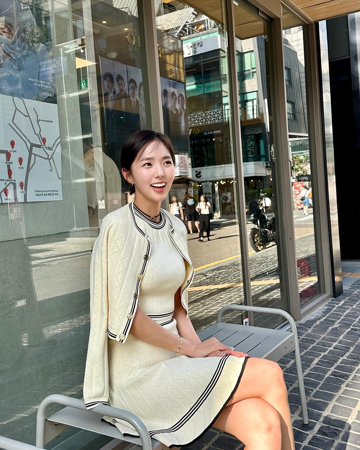 Nữ chính phim ngôn tình lọt Top 3 Netflix toàn cầu: Khuôn mặt xinh tựa búp bê, style đời thường vừa sang vừa sành điệu