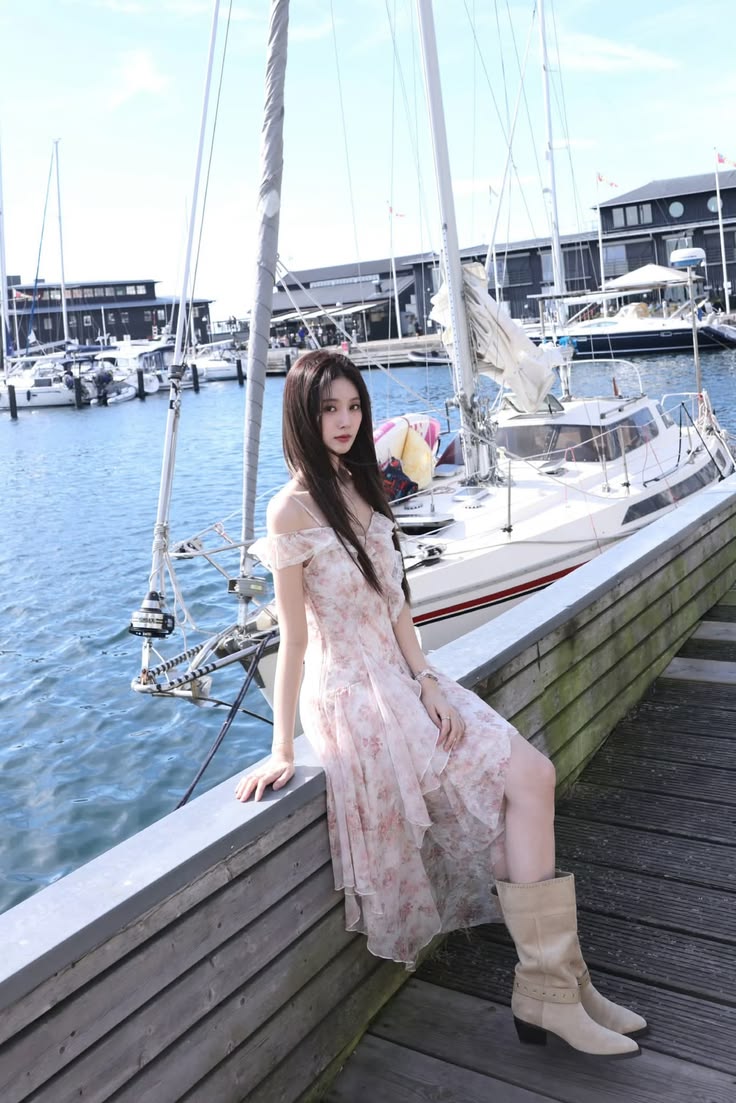 Nàng thơ showbiz “mệnh phượng hoàng”, lấy chồng chủ tịch được cưng như trứng: Mặt xinh dáng xịn, style vừa điệu vừa sang