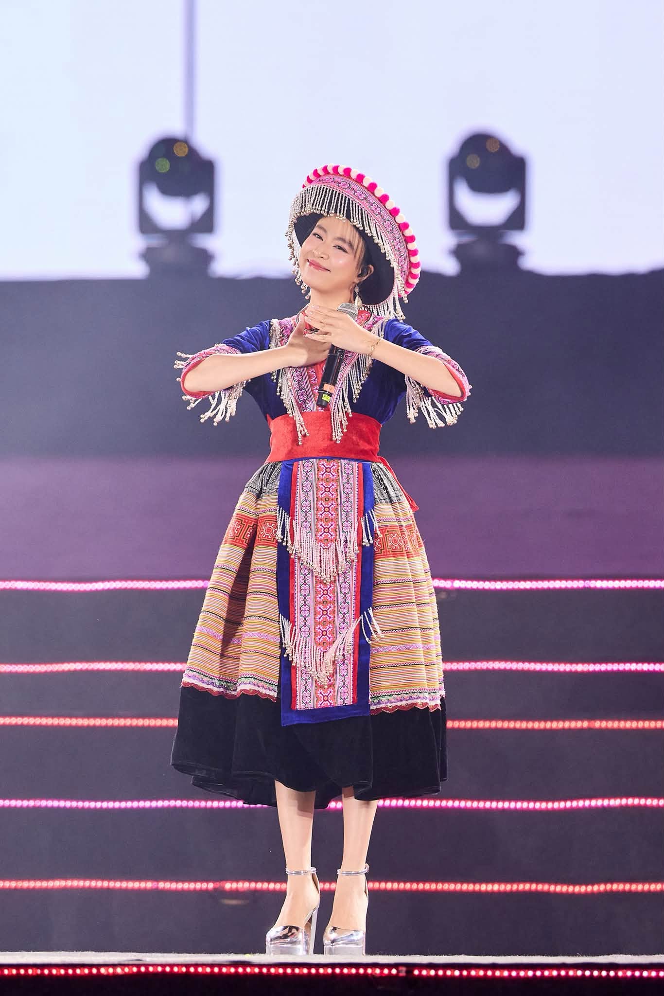Album Hoàng mở ra giai đoạn thành công nổi bật trong sự nghiệp của Hoàng Thùy Linh, với hướng khai thác văn hóa Việt xuyên suốt nhiều sản phẩm