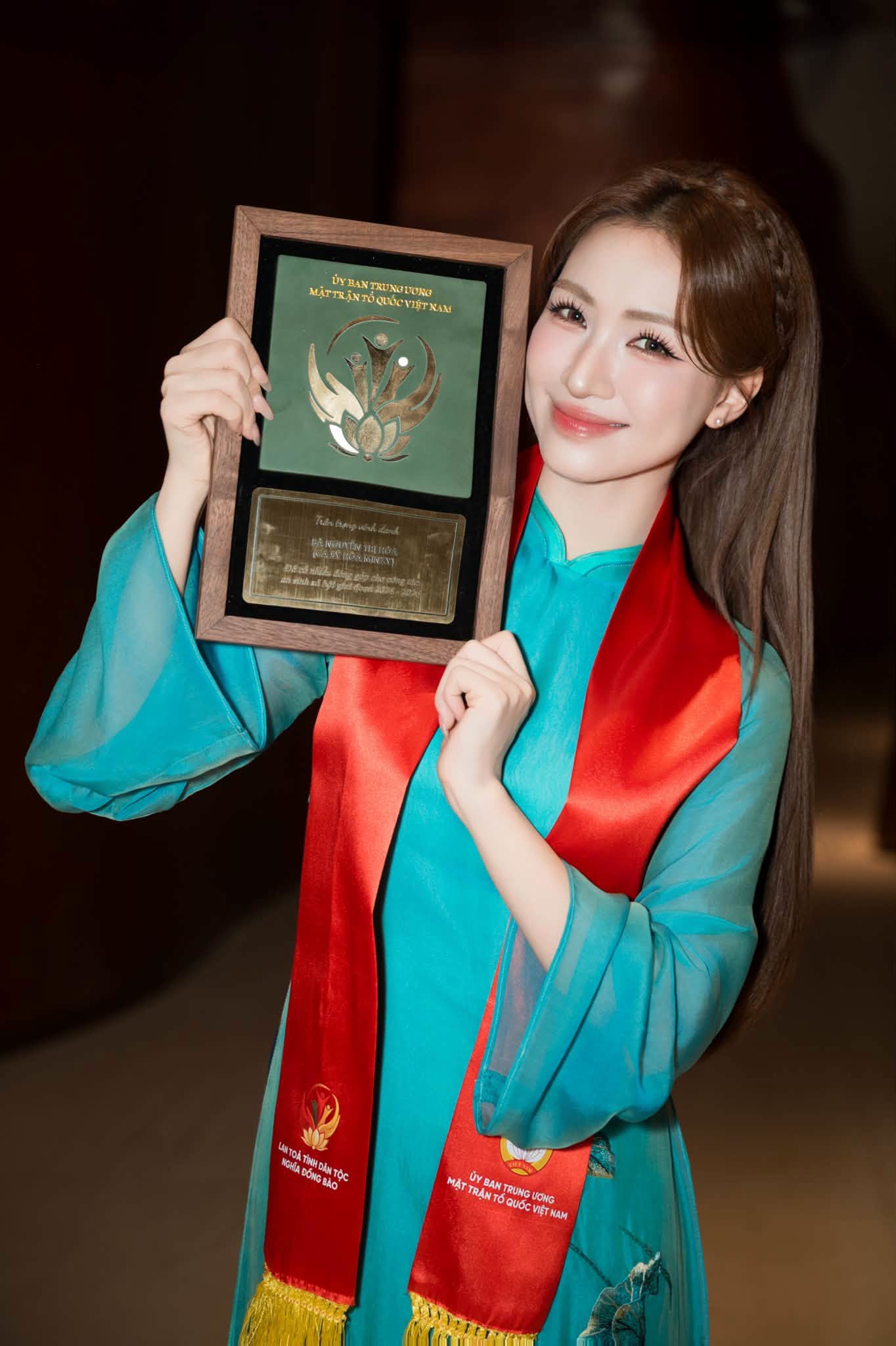 Không chỉ thành tích trong âm nhạc, Hòa Minzy cũng đã nhận nhiều hình thức khen thưởng ở cả cấp Trung ương và địa phương