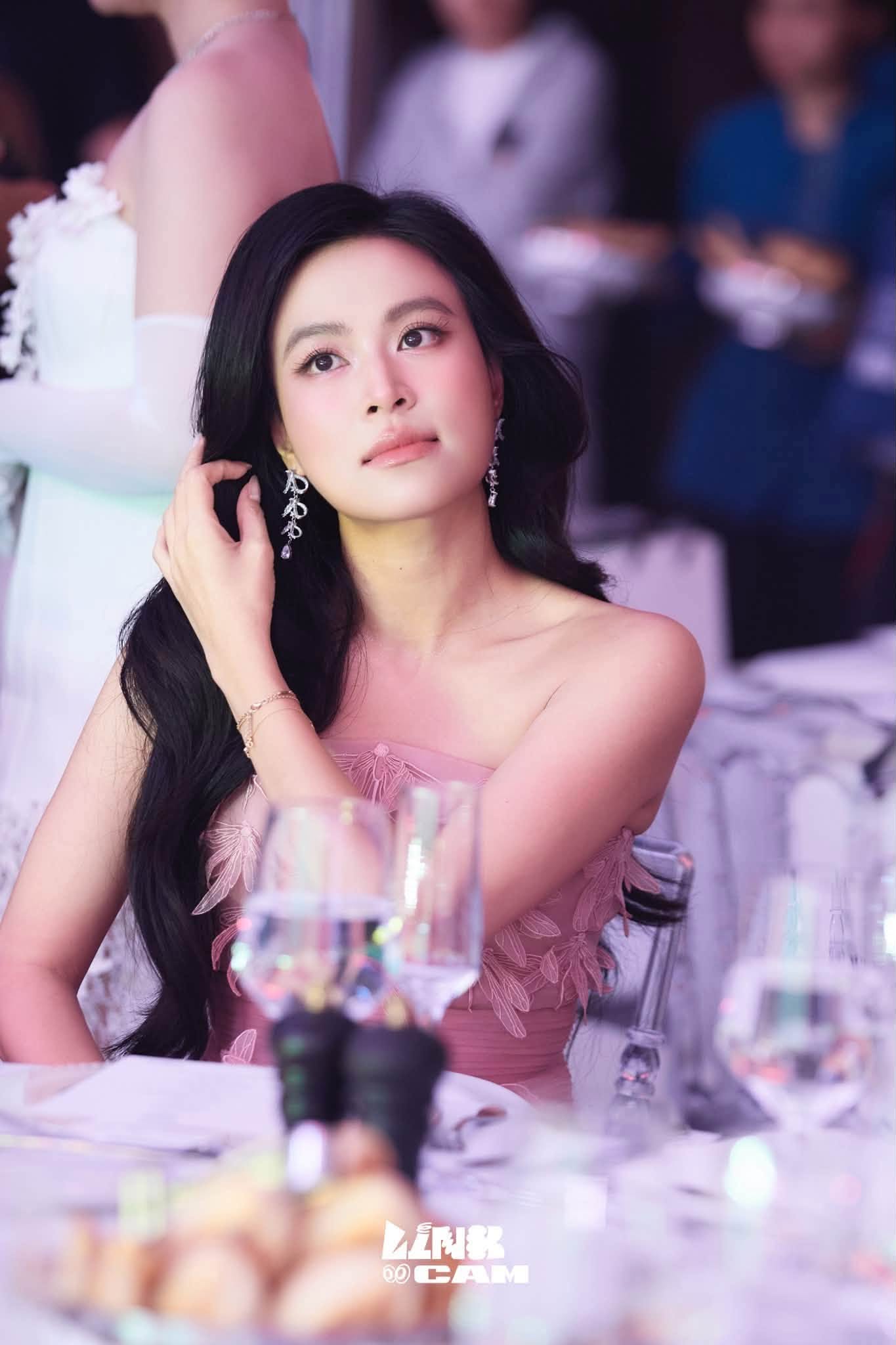 Hoàng Thùy Linh là nghệ sĩ Việt hiếm hoi được  Tạp chí Pitchfork đánh giá rất cao trong một sản phẩm âm nhạc với album LINK