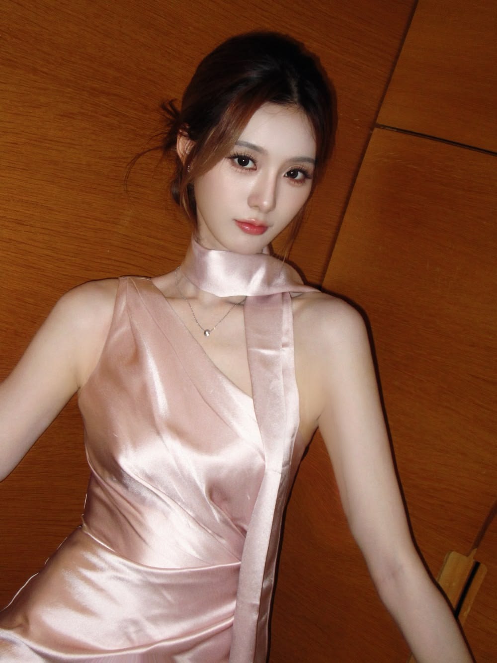 Nàng thơ showbiz “mệnh phượng hoàng”, lấy chồng chủ tịch được cưng như trứng: Mặt xinh dáng xịn, style vừa điệu vừa sang