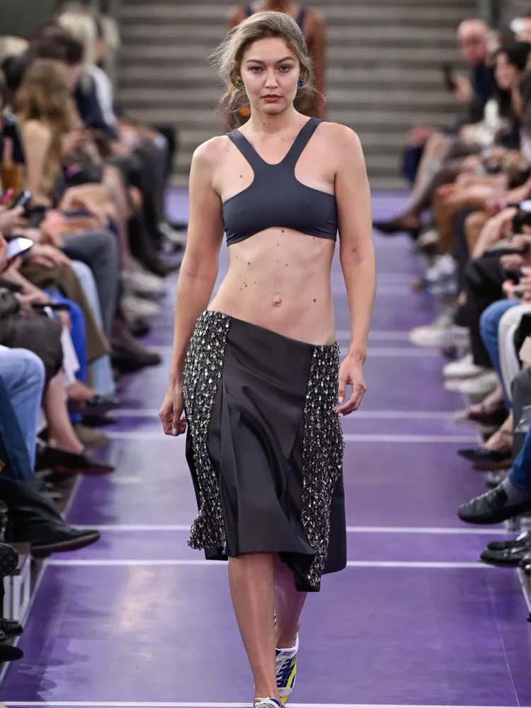 Từ diện mạo, body đến lối catwalk, phong độ của siêu mẫu đắt giá nhất hành tinh đang bị nhiều người đặt dấu hỏi.