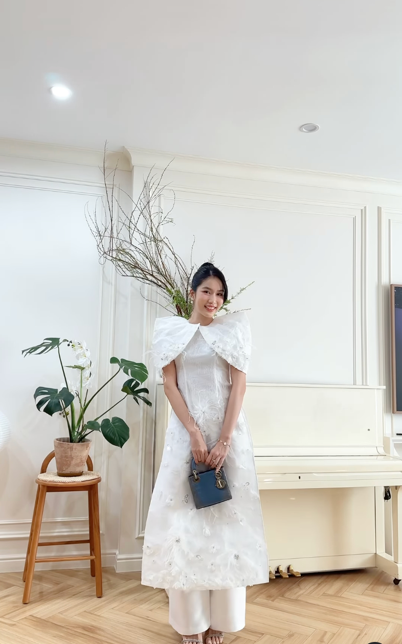 Mỹ nhân 25 tuổi lấy chồng Tiến sĩ gia thế khủng: Giờ ở penthouse của giới thượng lưu, vừa hoạt động showbiz vừa làm giảng viên đại học