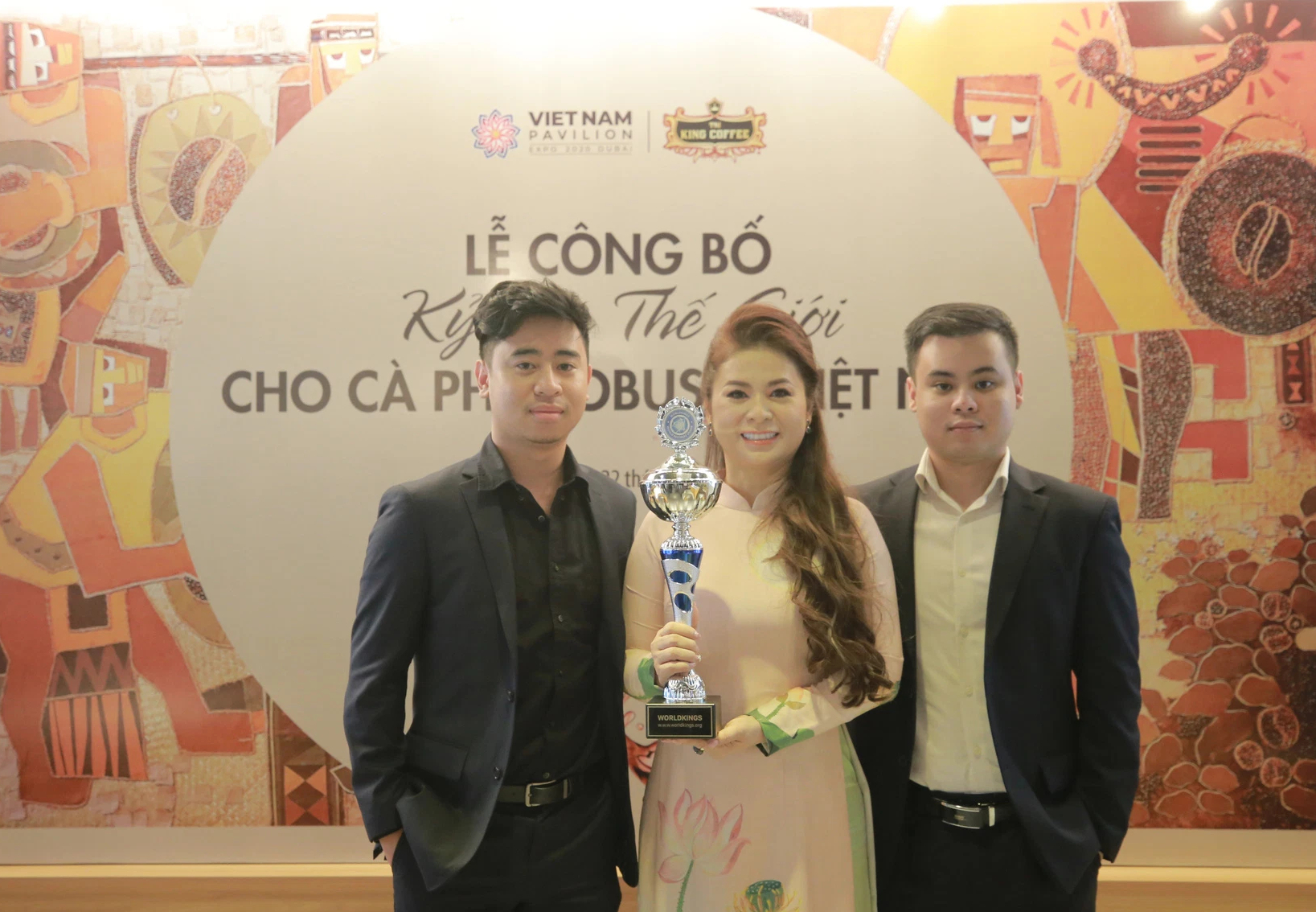 Bà Lê Hoàng Diệp Thảo và 2 con trai