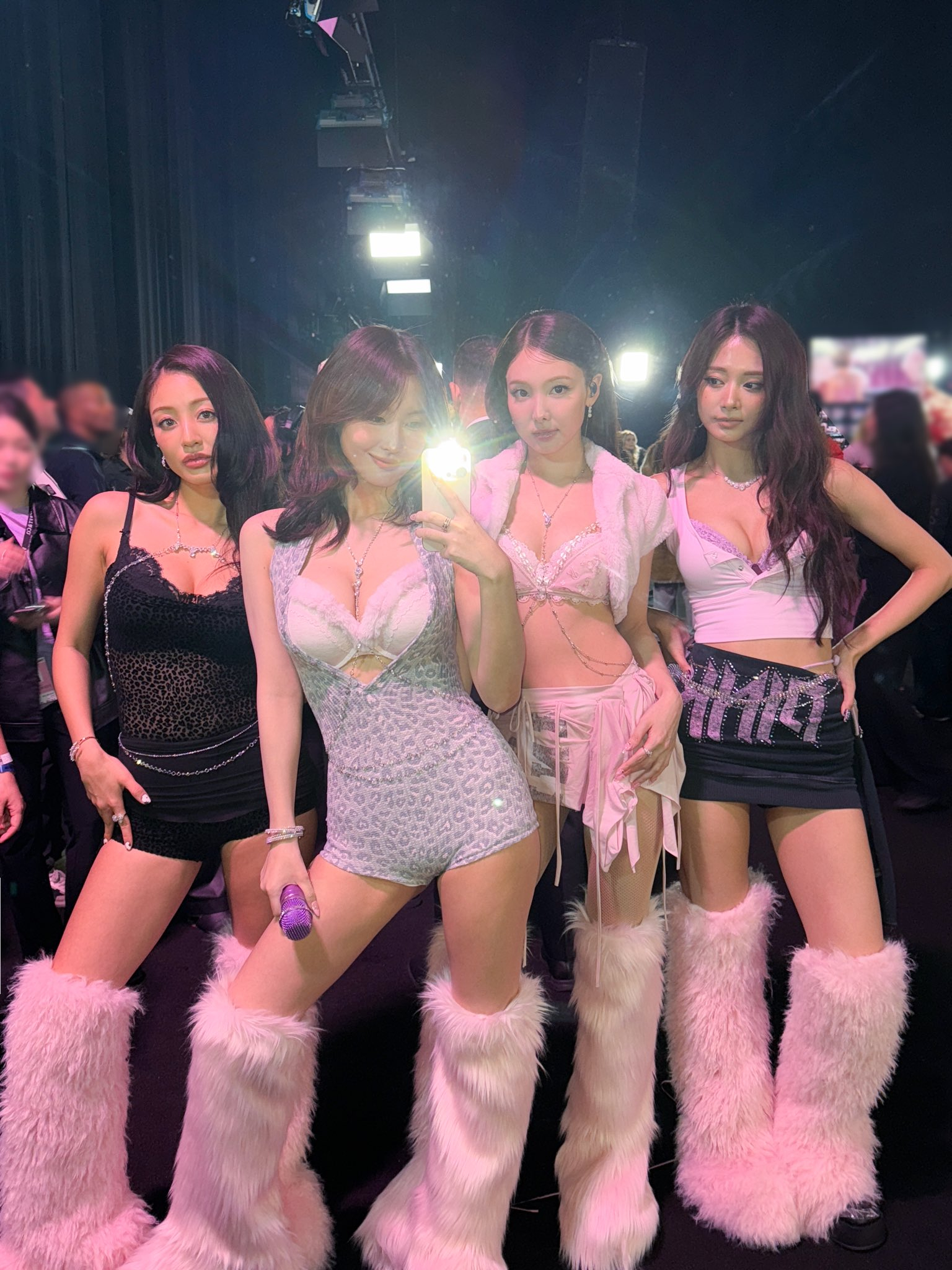 Lisa thất bại trước năng lượng tình yêu của mẹ bỉm hot nhất mạng xã hội
