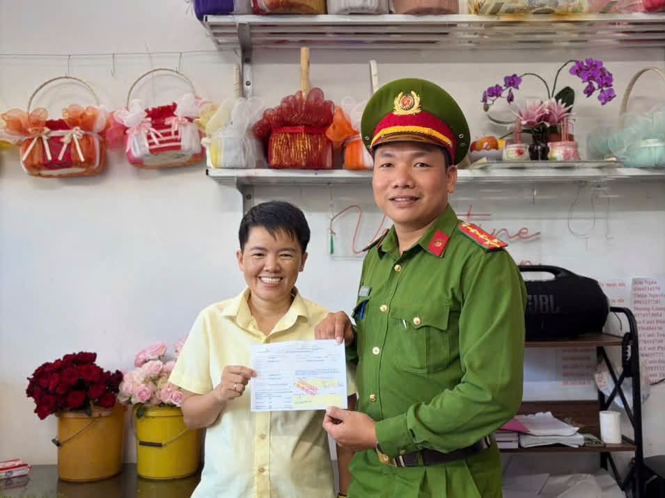 Công an hỗ trợ một công dân trên địa bàn xác minh, trao trả 350 triệu đồng do người khác chuyển khoản nhầm. Ảnh: Công an tỉnh Quảng Ngãi