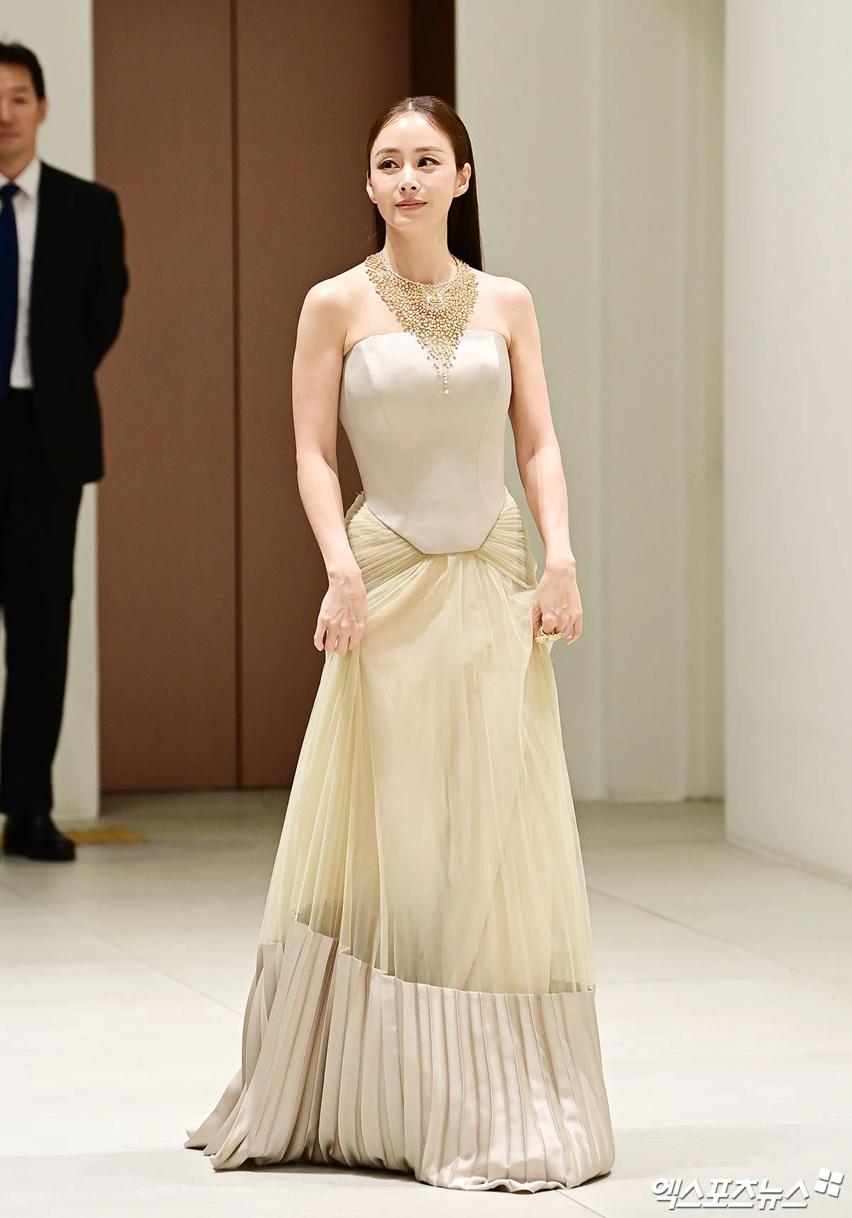 Kim Tae Hee gần như giữ vị trí trung tâm của sự kiện khi đeo chiếc vòng cổ đặc biệt nhất BST kỷ niệm 90 năm thành lập FRED.