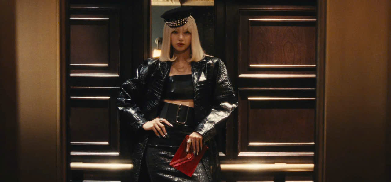 Gallery - Lisa (BLACKPINK) làm điệp viên, đánh đấm “nét căng” trong khách sạn - image 1