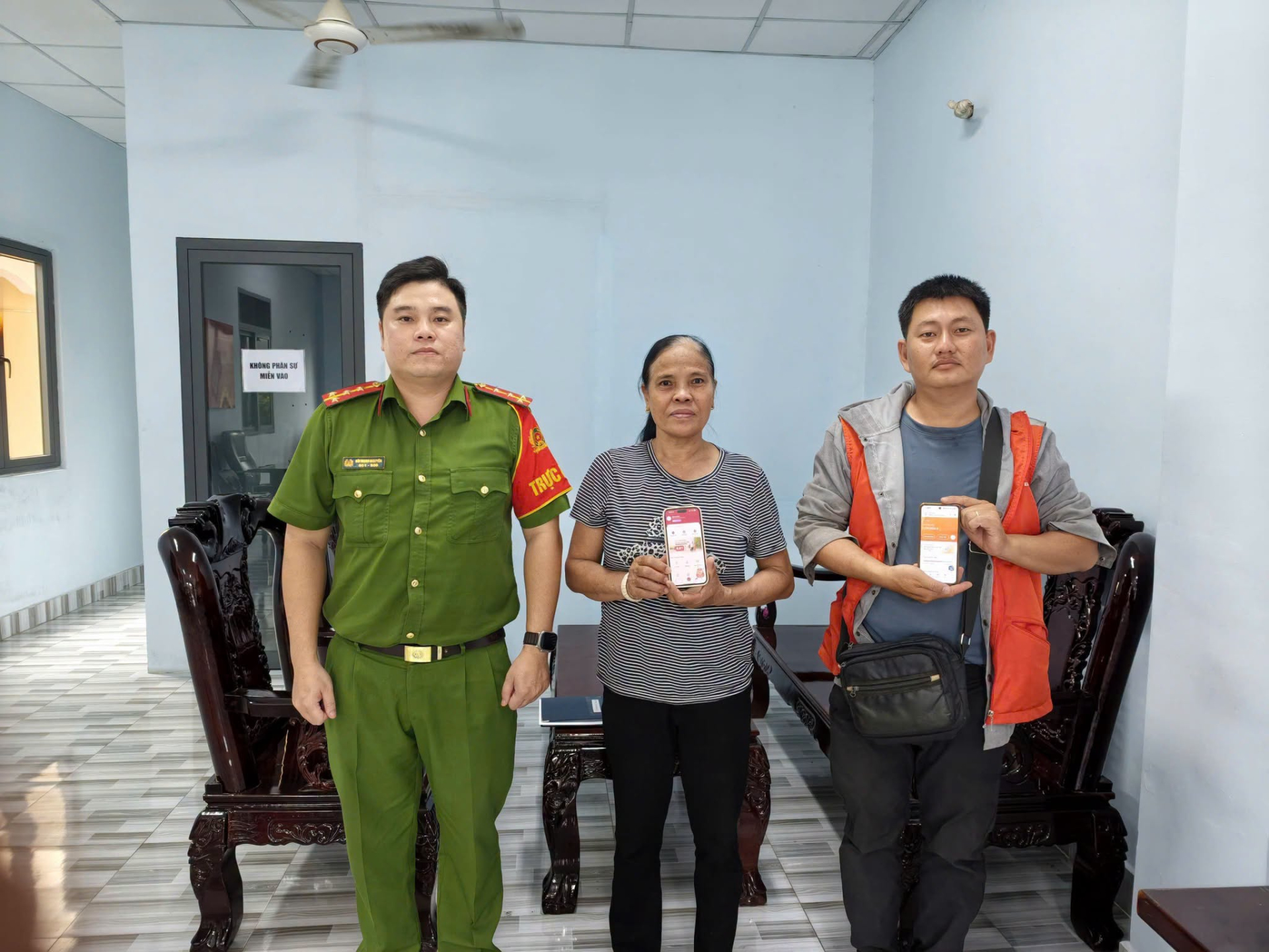 Anh Phương đã chuyển trả đầy đủ số tiền bà Nhi đã chuyển nhầm. Ảnh: Công an phường Trảng Bom