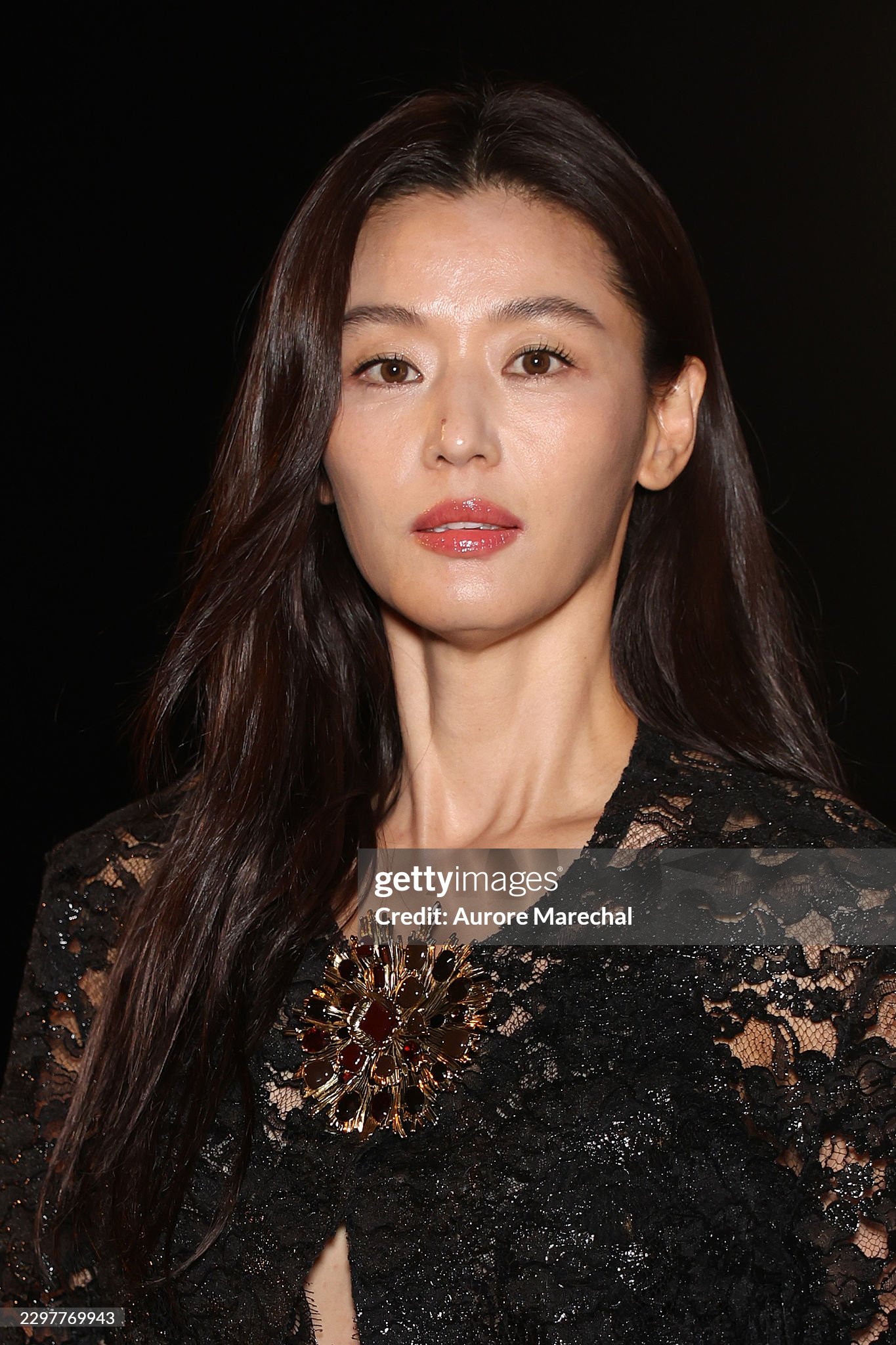 Gương mặt có phần hốc hác, lão hóa cùa Jeon Ji Hyun tại show diễn Saint Laurent SS27 nhận về nhiều ý kiến trái chiều trên MXH xứ Hàn.