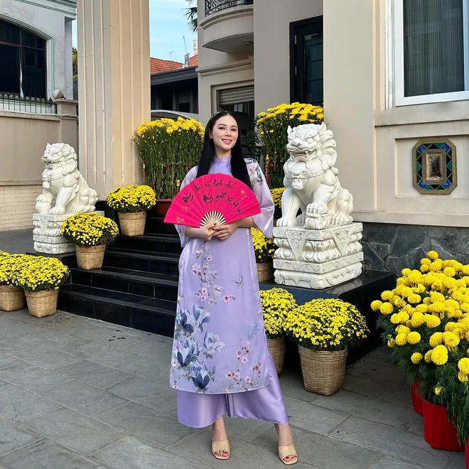 Lối cầu thang dẫn lên nhà được đặt đối xứng bức tượng sư tử