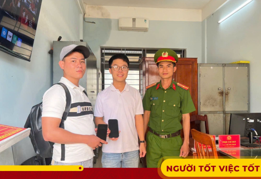  Công an xã Tư Nghĩa hỗ trợ công dân nhanh chóng nhận lại tài sản chuyển khoản nhầm. Ảnh: Công an tỉnh Quảng Ngãi  