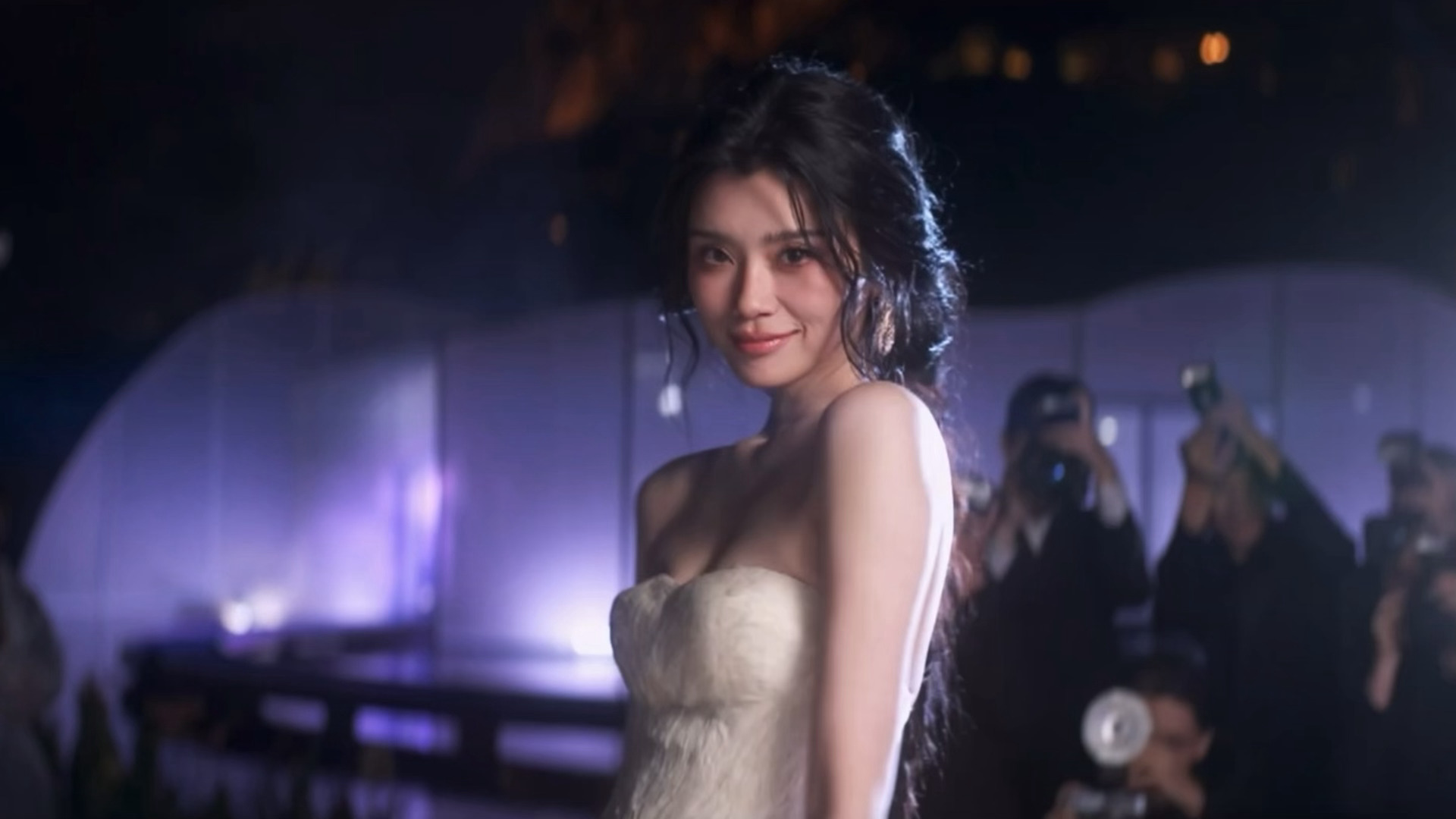 Visual hiện tại của chân dài sinh năm 1989 được nhận xét ngọt ngào theo hướng ngôi sao giải trí hơn là high-fashion.