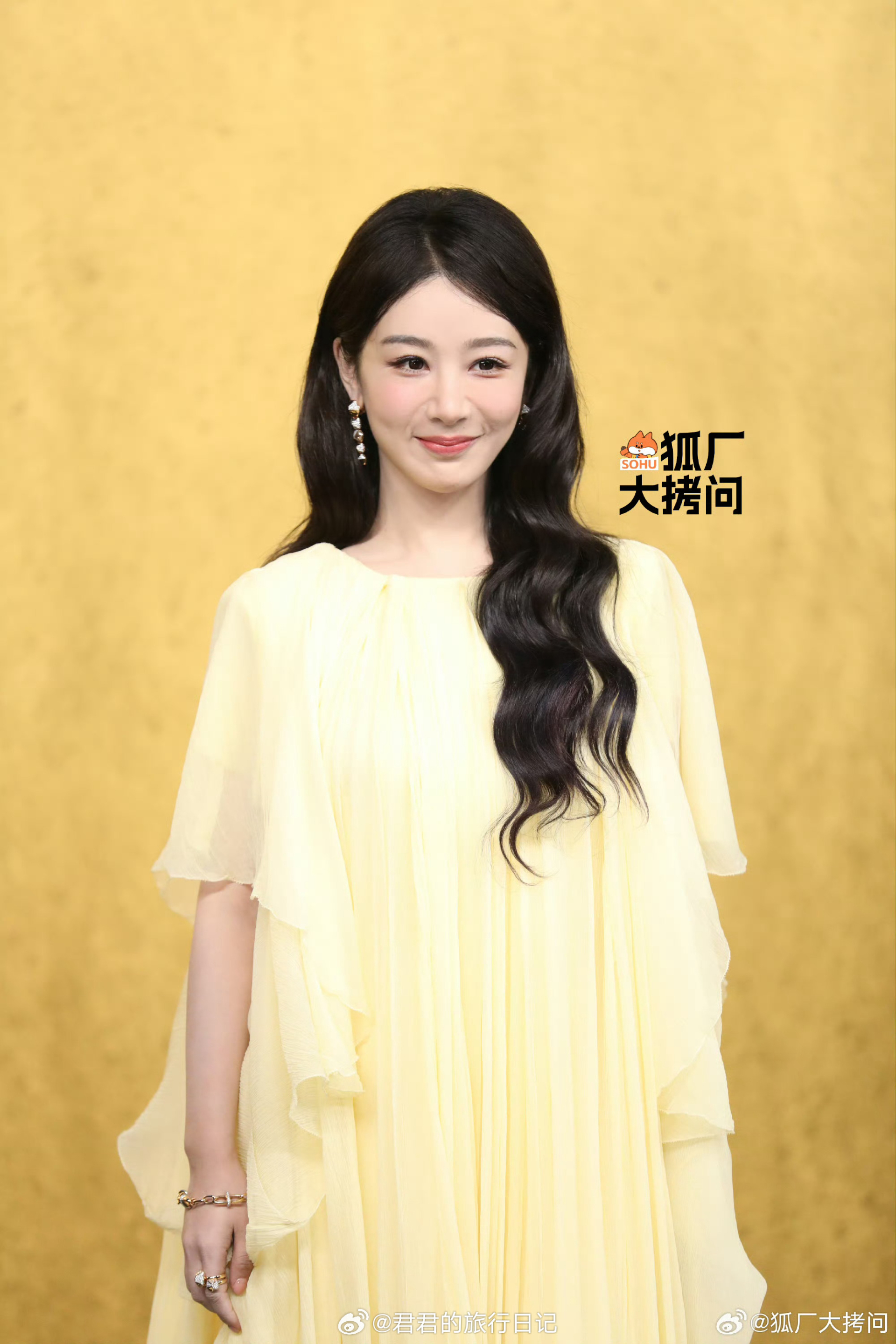 Nữ diễn viên tiếp tục mắc lỗi giấu dáng với chiếc váy voan suông rộng che khuất hoàn toàn đường cong.