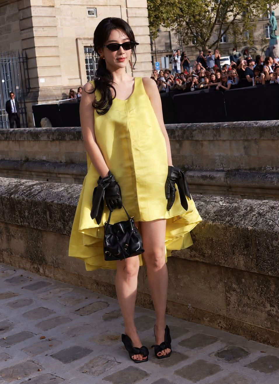 Trước đó tại Paris, đại sứ Givenchy cũng từng dở khóc dở cười bị gọi là  khi o ép mình trong một thiết kế babydoll xòe rộng màu vàng rực.