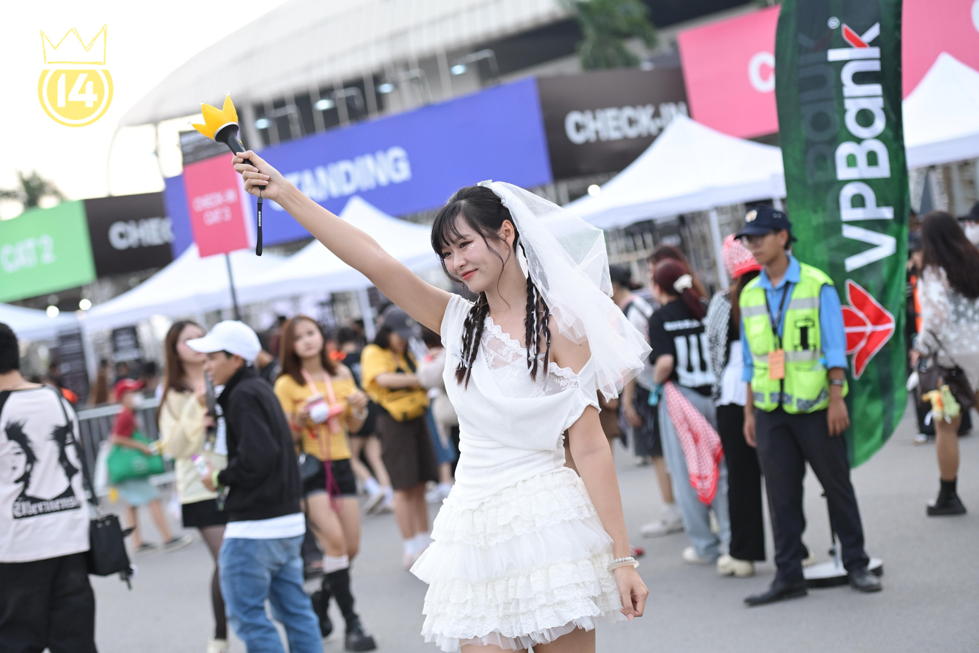 Một màn check-in đáng yêu khác mang hẳn cảm hứng “cô dâu” đến concert với trang phục trắng phối ren, chân váy xếp tầng và khăn voan cài tóc. Những bím tóc nhỏ đan ruy băng càng khiến tổng thể thêm tinh nghịch khi bạn giơ cao lightstick vương miện.