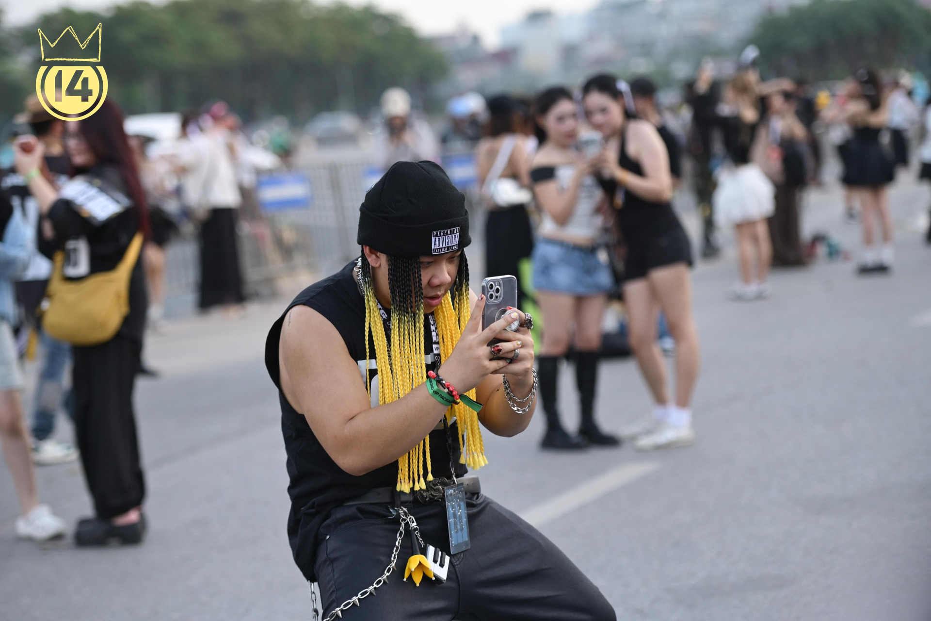 Hội fan nam cũng lên đồ rất “cháy” với áo sát nách, quần đen rộng và mũ beanie. Những bím tóc đen chuyển vàng rực cùng dây xích ngang hông, nhẫn và vòng tay bản lớn tạo nên diện mạo đậm chất hip-hop.