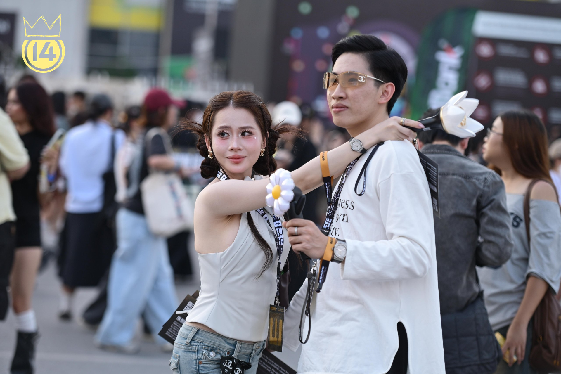 Hai bạn trẻ chọn tông trắng và denim để có khung hình chung ăn ý.