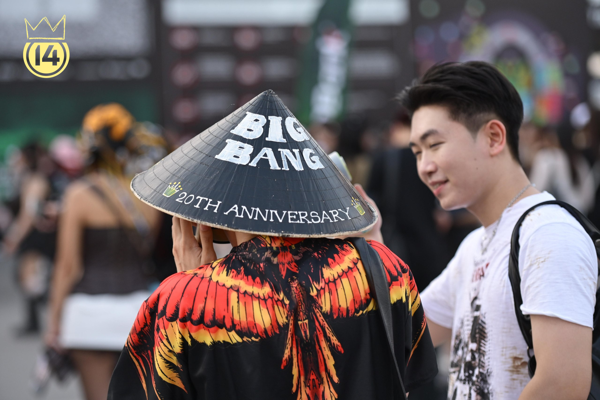 Trong khi đó, chiếc nón lá sơn đen với dòng chữ “BIG BANG” và “20TH ANNIVERSARY” lại là món phụ kiện khó đụng hàng. Phối cùng áo