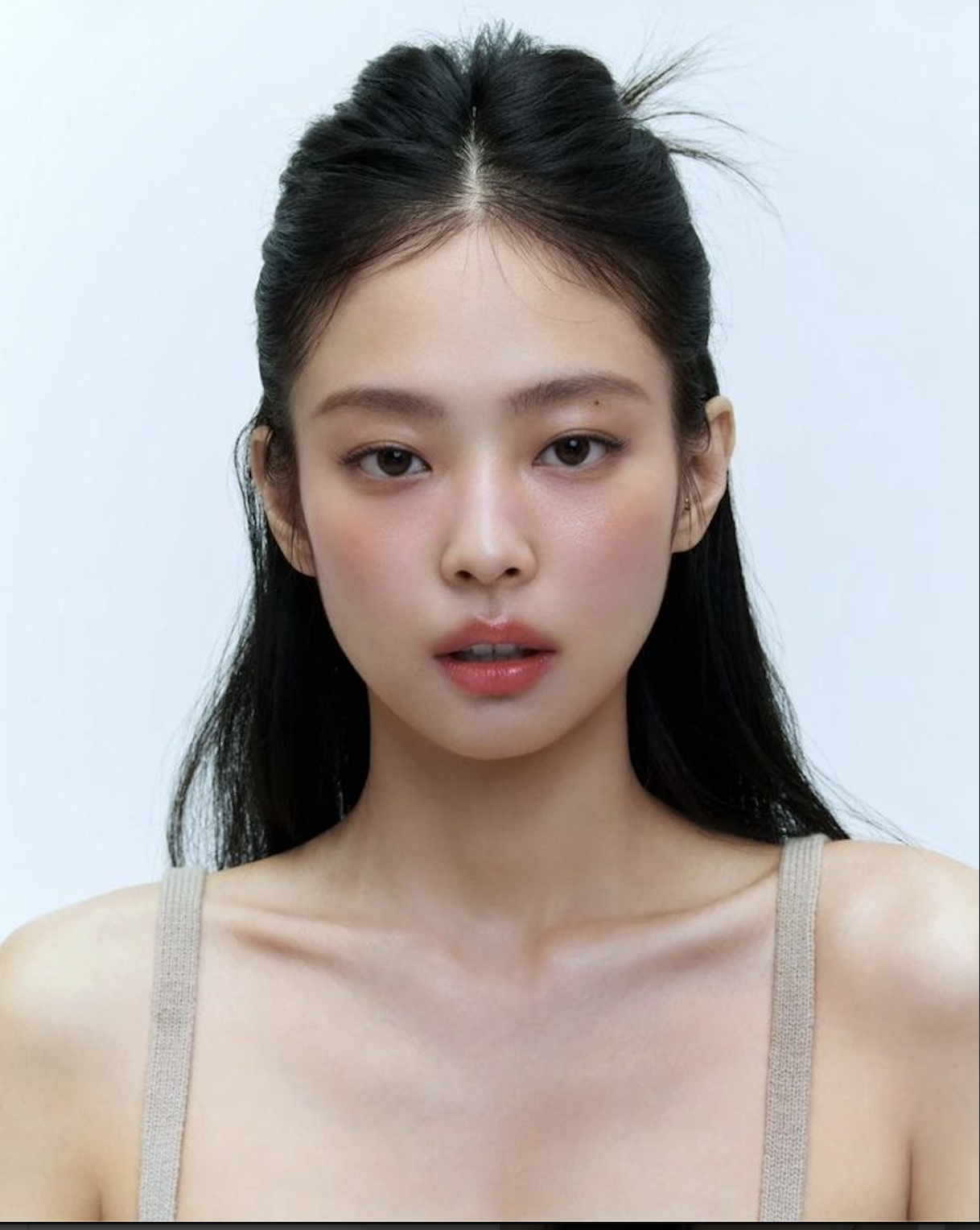 Cô sở hữu gương mặt nhỏ nhắn kết hợp cùng đôi má bánh bao tròn nhẹ đáng yêu, đôi mắt mèo sắc sảo, bờ môi mọng quyến rũ và ánh nhìn thần thái có phần lạnh lùng