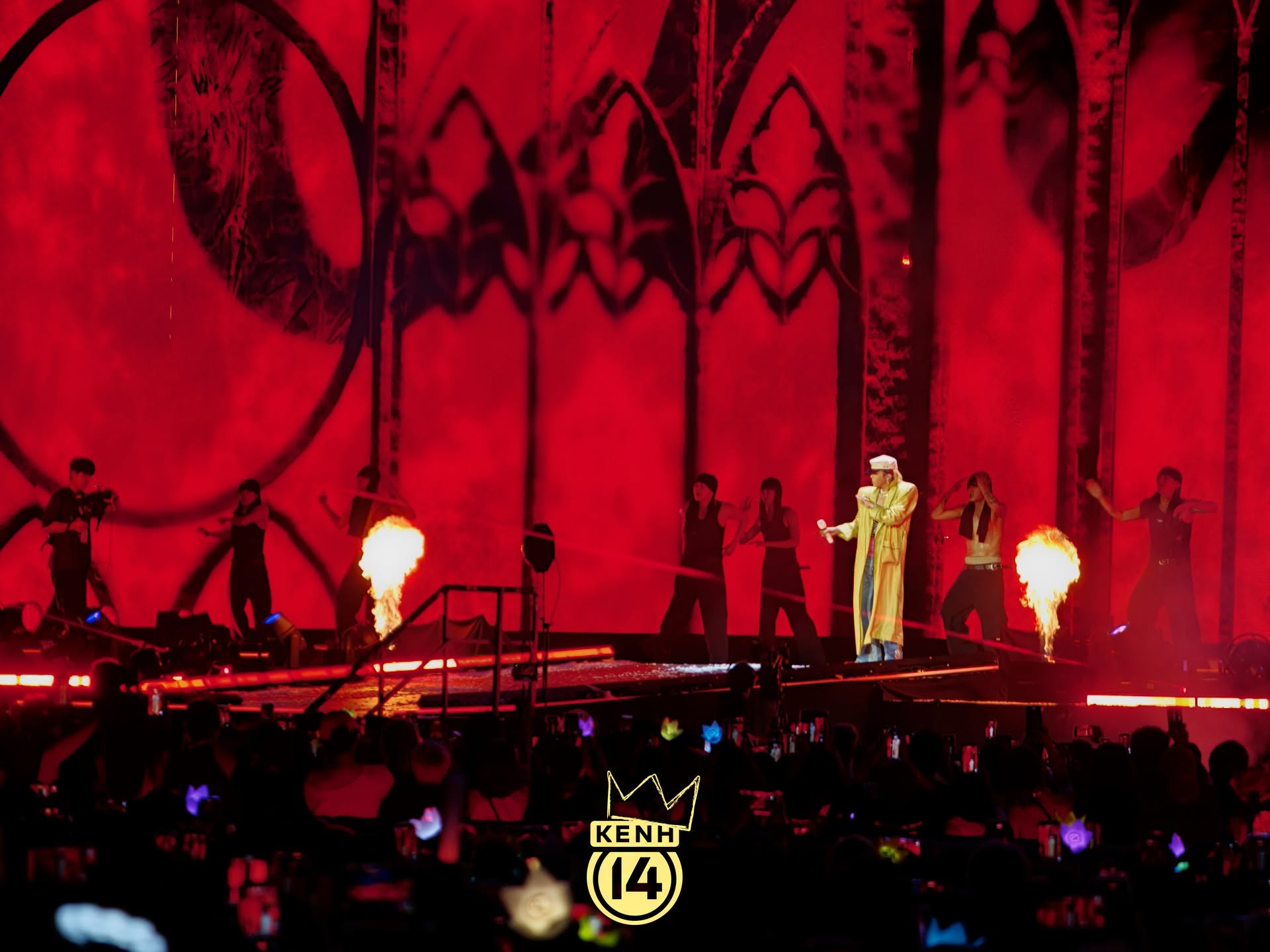 Tối ngày 24/10/2026, ba thành viên BIGBANG gồm G-Dragon, Taeyang và Daesung đã chính thức mang chuyến lưu diễn toàn cầu XX : COSMOS đến Sân vận động Quốc gia Mỹ Đình