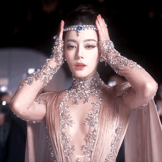 Lớp nền Dior ráo mịn bất chấp mưa rào khiến netizen toàn cầu ráo riết chốt đơn sợ cháy hàng.