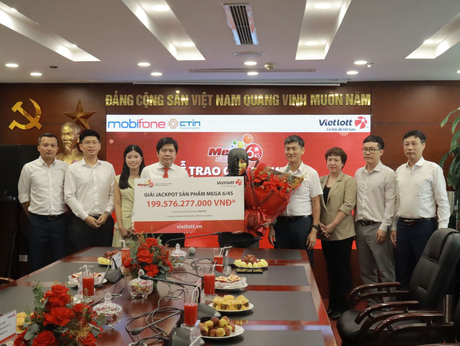 Chị V.N nhận giải Jackpot xổ số tự chọn Mega 6/45 kỳ QSMT số 01571 ngày 04/10/2026 trị giá gần 200 tỷ đồng (Ảnh: Vietlott)