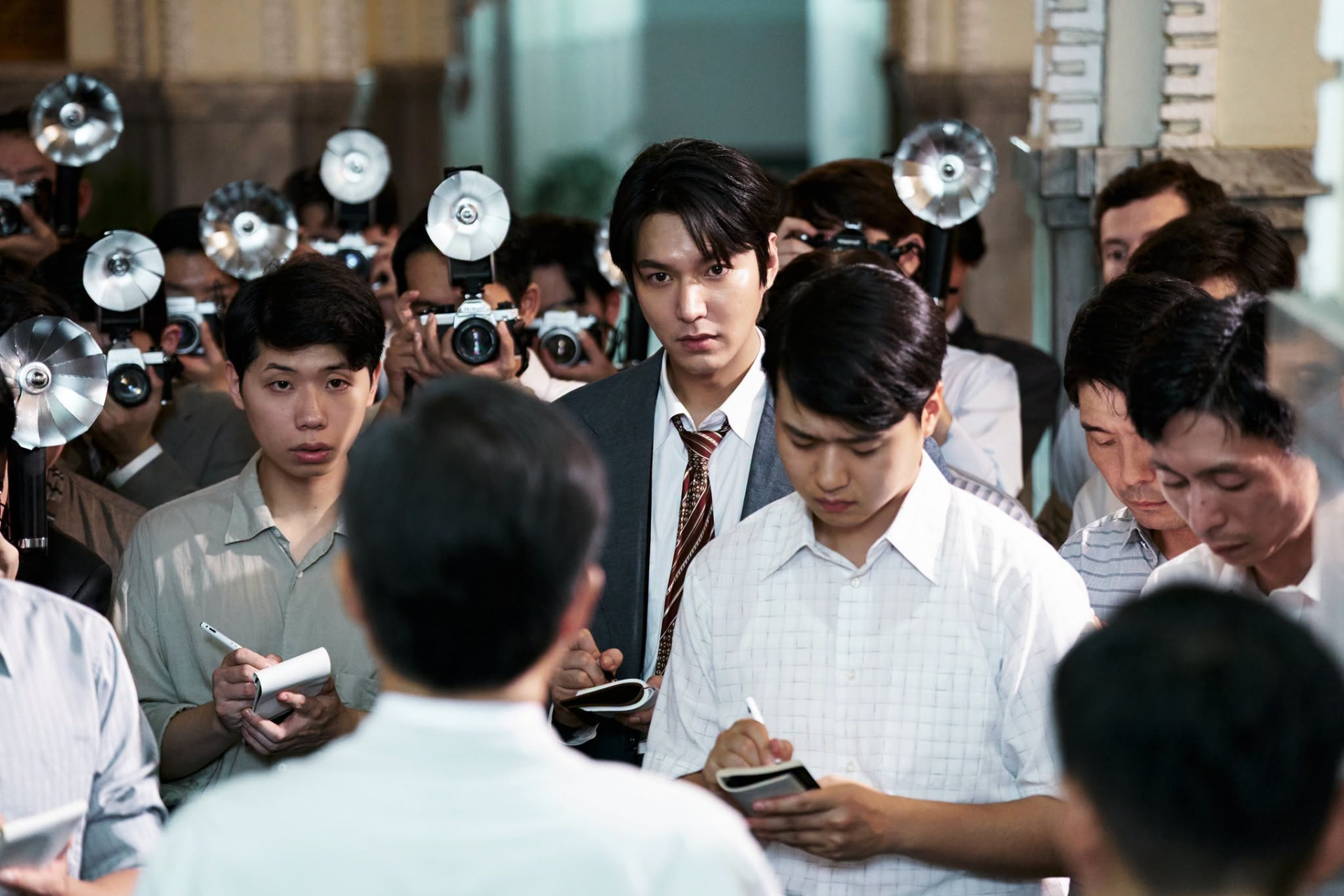 Lee Min Ho trong vai Han Young Il - một phóng viên tập sự 