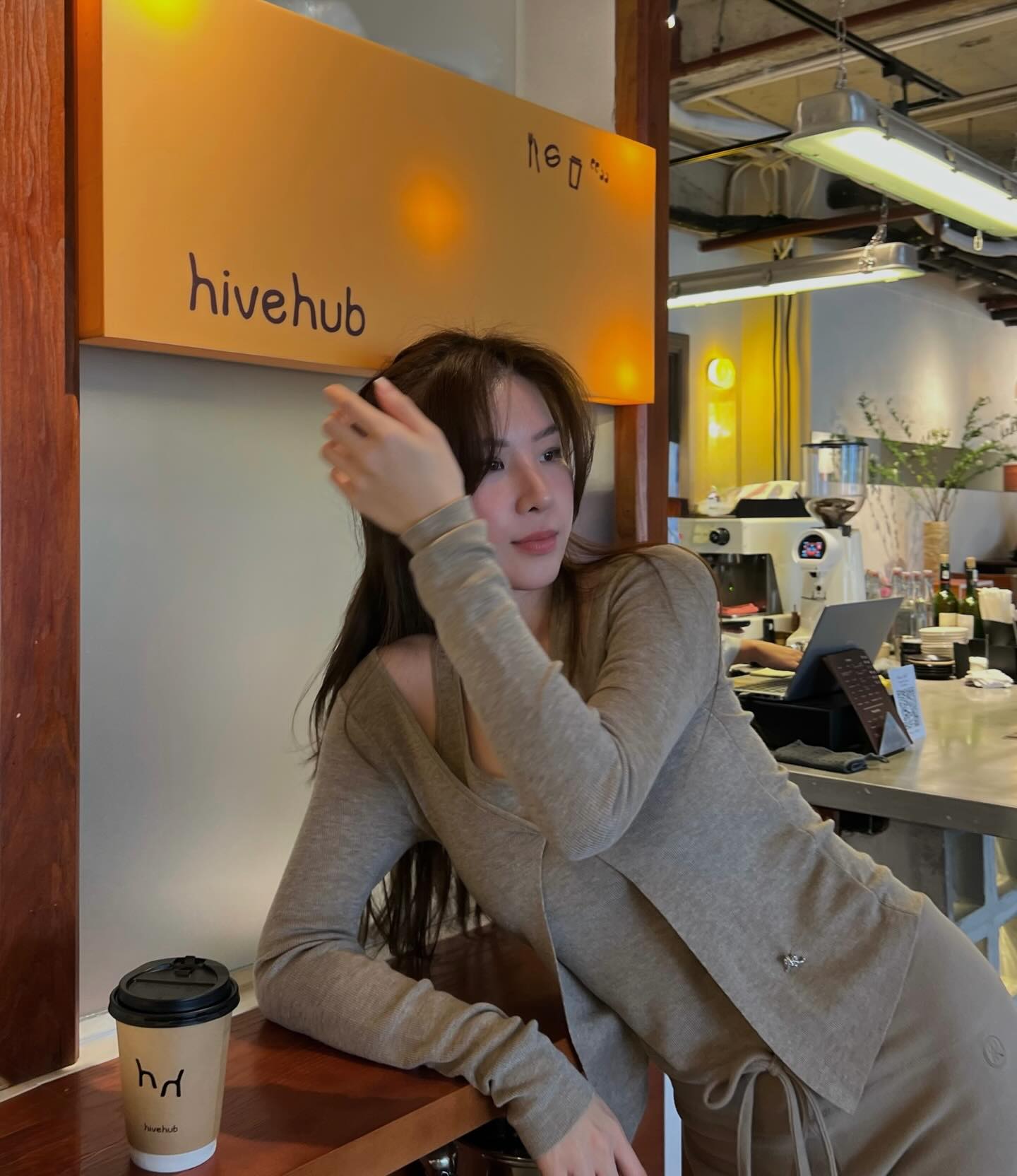 Nữ chính MV triệu view đang hot đảo điên TikTok: Nhan sắc ngọt ngào gây thương nhớ, ngoài đời mặc gì cũng cuốn